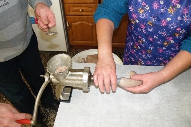    Мясорубка была универсальным инструментом, с помощью которого можно было делать колбасу. Фото: wikipedia.org