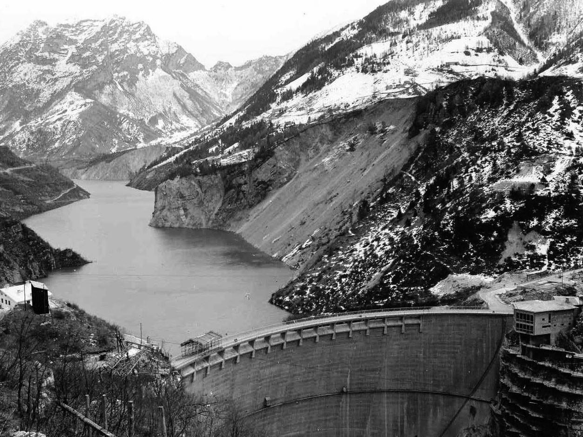 Плотина в момент наибольшего заполнения