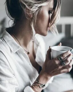 Он не был гением. Не составлял грандиозных планов на 10 лет вперед. Не ждал понедельника, чтобы начать новую жизнь.

Он просто каждое утро задавал себе один вопрос: «Что я могу улучшить сегодня всего на 1%?»

Не прочитать 50 книг в год, а прочитать 15 страниц сегодня. Не сделать идеальную тренировку, а просто выйти на 10-минутную прогулку. Не написать бизнес-план, а отправить одно письмо, которое откладывал неделю.

Пока другие ждали вдохновения, мотивации или «того самого знака», он просто делал. Незаметно. Каждый день.

Прошел год.

Тот, кто собирался «с понедельника», стоит на месте. Тот, кто ждал озарения, все еще ждет.

А он? Его маленькие 1% сложились в 365%. Его проект, который начинался с одной страницы, теперь приносит доход. Его здоровье, благодаря микродвижениям, стало крепче, чем у тех, кто покупал абонемент в зал и ходил два раза.

В чем инсайт?

Успех — это не результат грандиозных подвигов. Это побочный продукт последовательности.

Мы переоцениваем важность единого рывка и недооцениваем силу маленьких, но ежедневных шагов. Нас пугают большие цели, но никто не боится шага, который можно сделать прямо сейчас.

Система из 1% побеждает разовые усилия. Всегда.

Что делать вам сегодня?

Не нужно менять все. Спросите себя: «В какой одной сфере моей жизни я могу сегодня стать всего на 1% лучше?»

· Работа: Не переделать все, а закончить одну задачу, которую постоянно переносите.
· Здоровье: Не бежать марафон, а отказаться от одного печенья или пройти одну остановку пешком.
· Отношения: Не устроить романтическое свидание, а просто отложить телефон и 5 минут искренне поговорить.

Сделайте этот микро-шаг. А завтра — еще один.

И через год вы оглянетесь назад и не узнаете себя. Потому что сложатcя не проценты. Сложится жизнь.