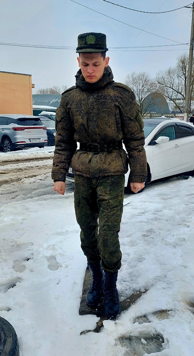 Провожаем с увала. Это был прель месяц, вчера было тепло, а за ночь намело сугробы, а солдат уже в летней форме. Каким он вернётся? Ведь я видела сына последний раз только в июле