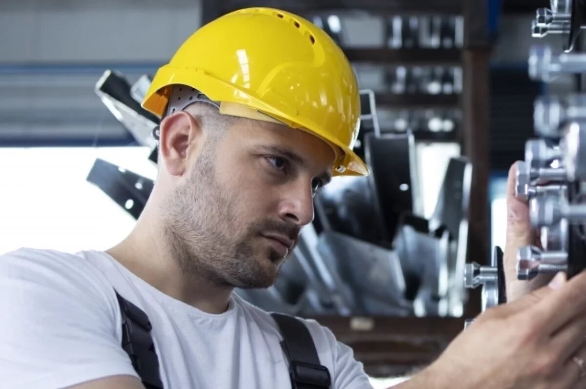    Наибольший спрос наблюдается на разнорабочих, машинистов, водителей и сварщиков.