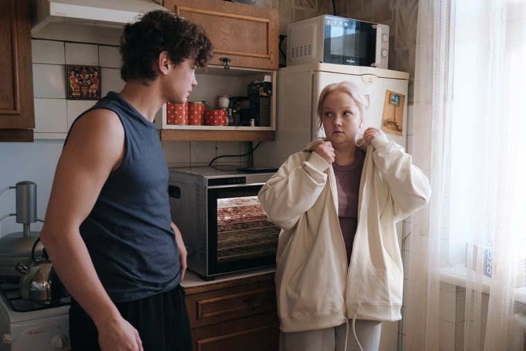    Партнером по съемочной площадке у Варвары выступает Слава Копейкин