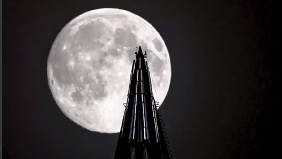    Над Лахта Центром в Петербурге засняли восход Бобровой луны Автор фото: Катя Стрельникова/t.me/astrophotoboloto