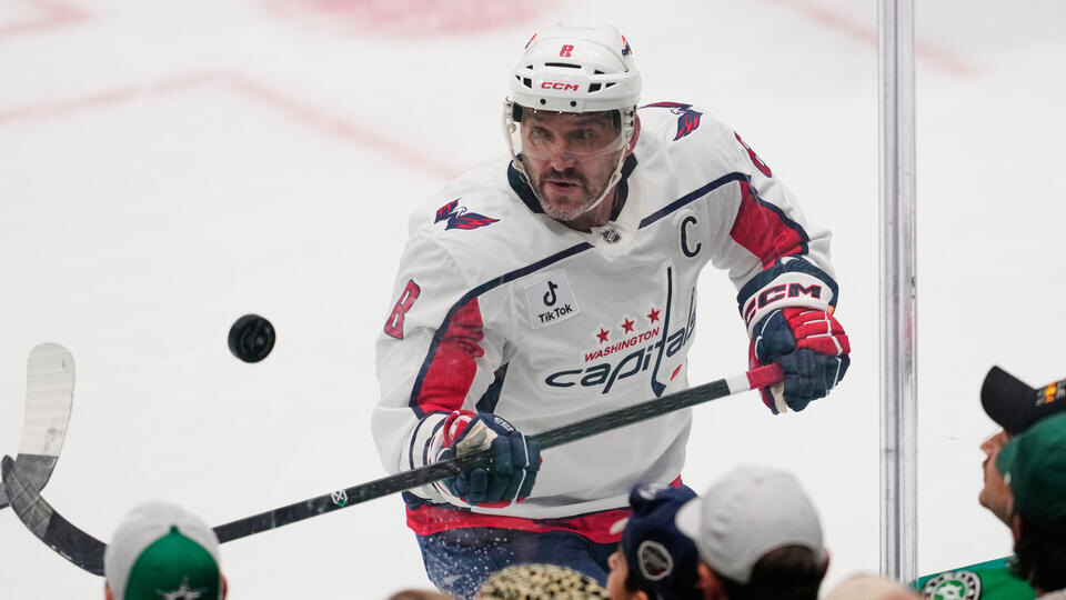     Вратарь "Сент-Луис Блюз" пытался украсть 900-ю шайбу Овечкина Tony Gutierrez/AP/TASS