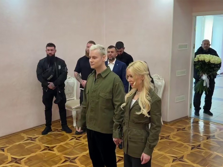 Ярослав Дронов и Екатерина Мизулина заключили брак в ЗАГСе Донецка. Фото Соцсети 