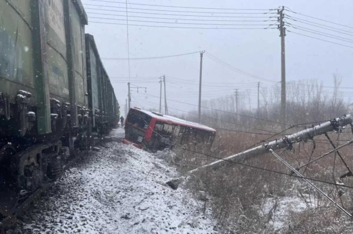   В Хабаровске поезд столкнулся с пассажирским автобусом