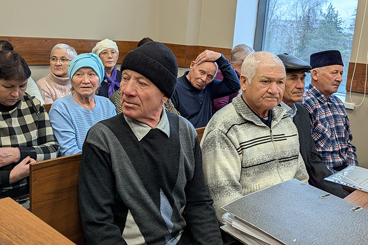    15 человек — преимущественно пенсионеры — приехали в Казань, чтобы поддержать бывшего чиновника.   
Фото: Анастасия Гусева