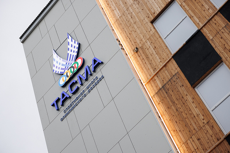    Место для нового спортобъекта выбрано неслучайно. Сейчас на стадионе «Тасма» в одноименной школе олимпийского резерва готовят 93 спортсменов-лучников, отделение по стрельбе из лука действует здесь с 2009 года.   
Фото: Сергей Елагин