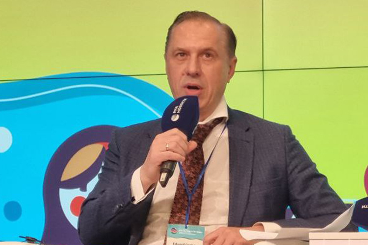    Председатель совета директоров ГК «Газомоторные машины» Эдуард Греков модерировал пленарную сессию