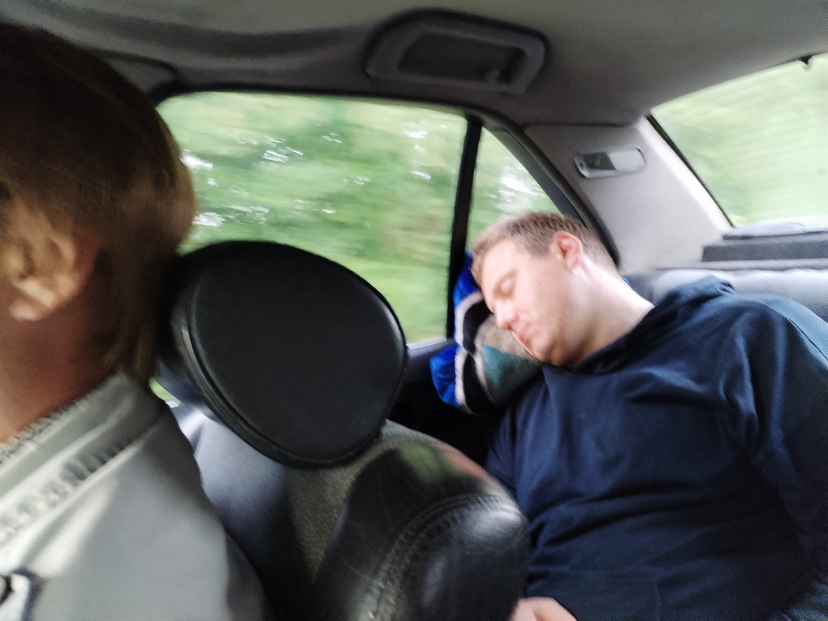 Денис набирается сил, вытягивать машину с золотом из оврага.