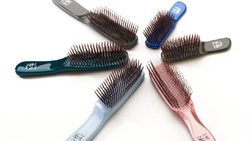 В прошлом посте я упоминала, что улучшение качества волос начинается с простых вещей — например, с расчески