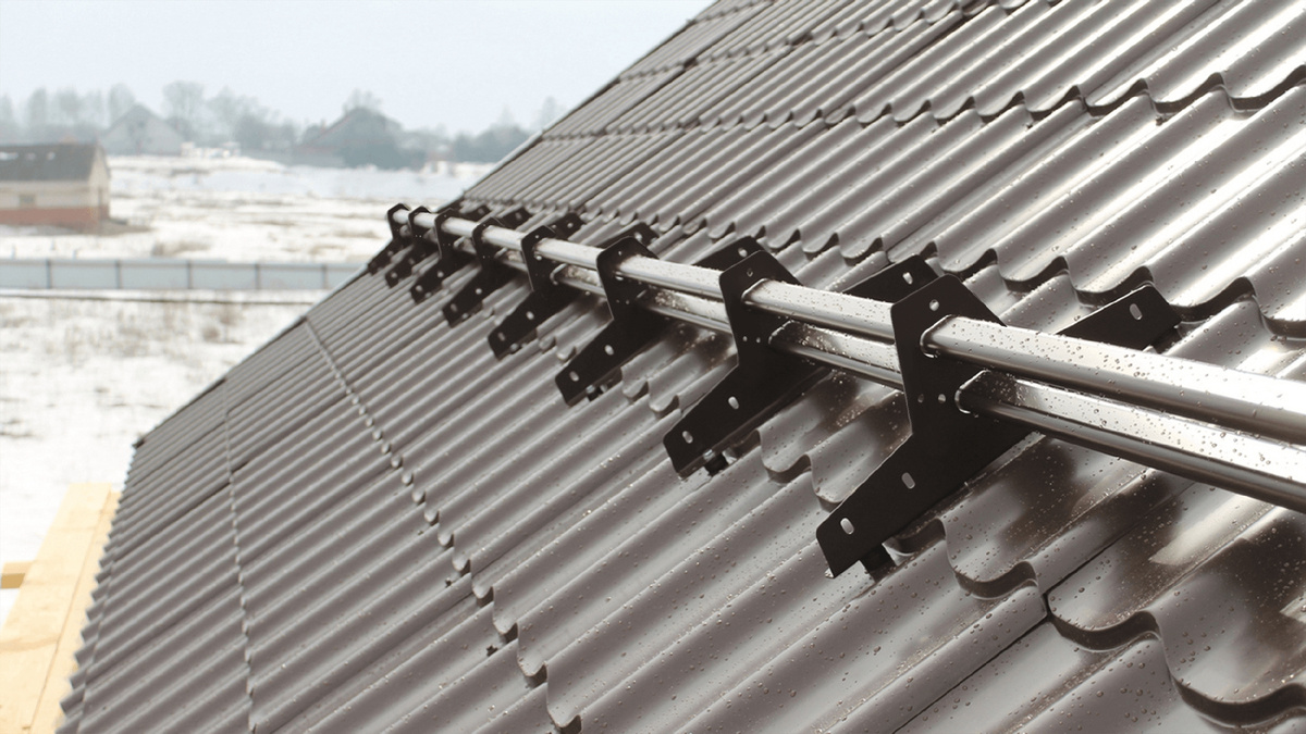 Установка снегозадержателей: как защитить кровлю и себя от зимних сюрпризов