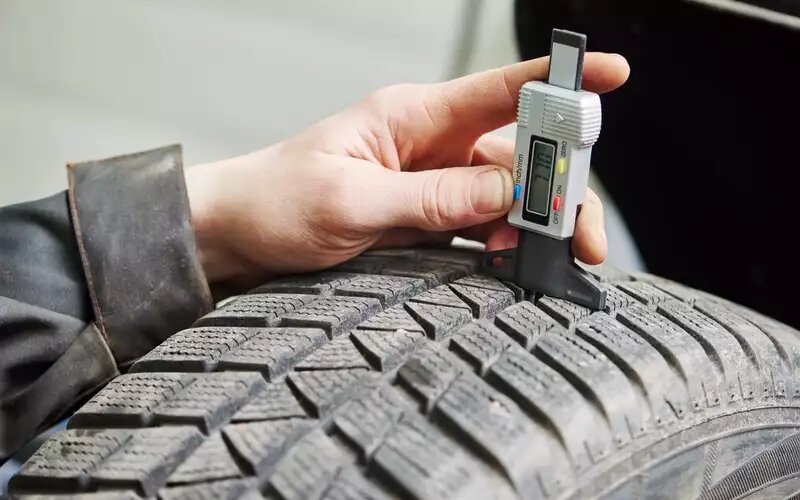    Высоту протектора шины можно проверить специальным шинным глубиномером, штангенциркулем или даже простой линейкой. Важно учесть износ за зиму тем, кто много ездит. Ведь, если осенью осталось 5 мм высоты протектора, то на зиму их может не хватить.