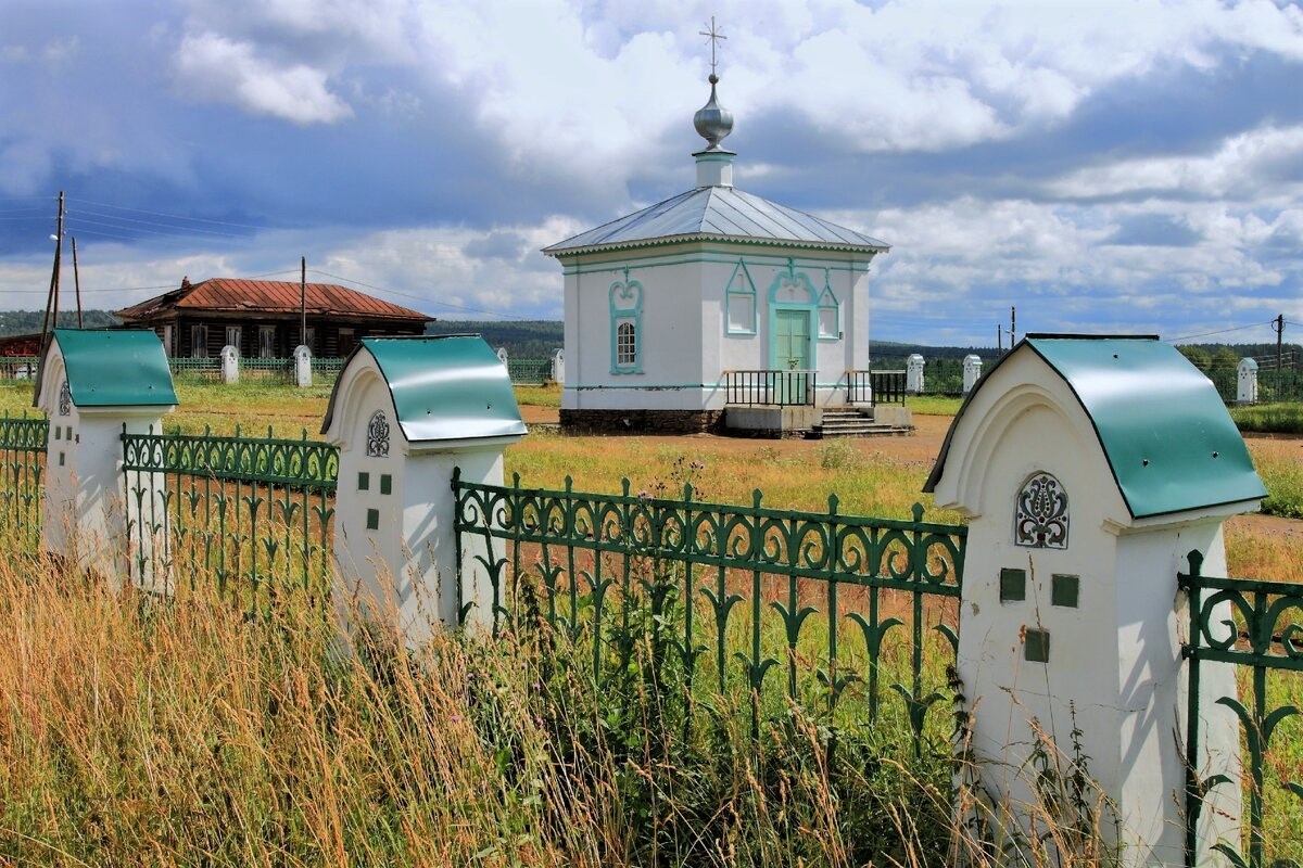 Часовня в Ныробке на месте той самой ямы.