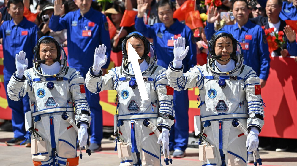    Космический казус: три китайских астронавта застряли в космосе после удара обломком