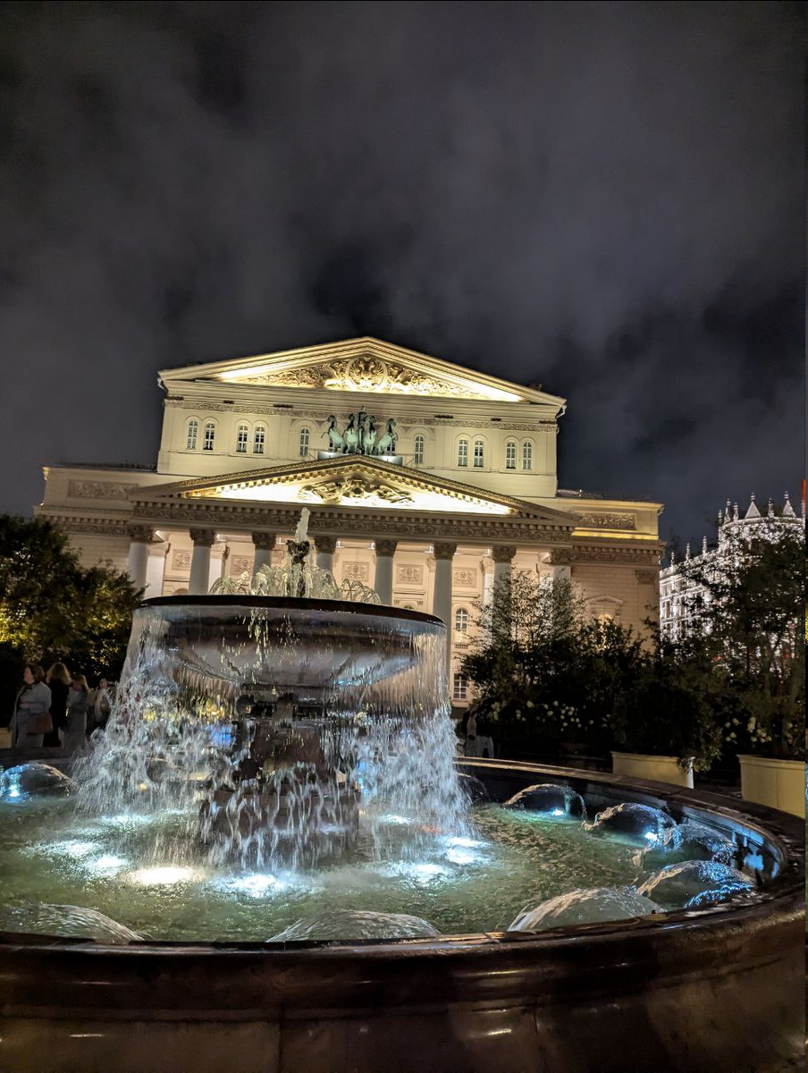  Большой театр вечером