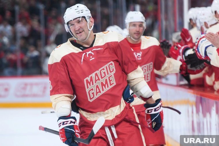     Александр Овечкин — российский хоккеист, левый крайний нападающий и капитан клуба НХЛ «Вашингтон Кэпиталз»