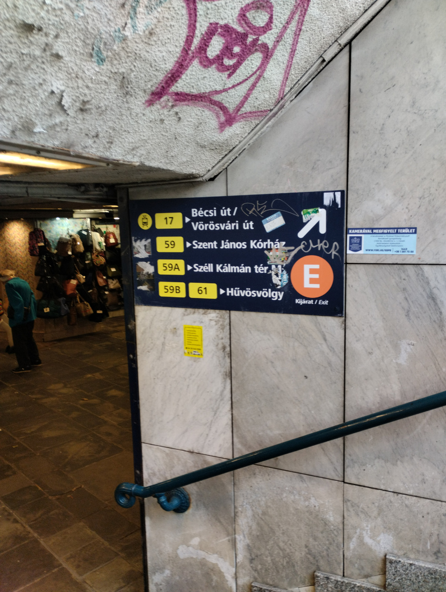 Это номера трамваев и автобусов и направление их движения. В данном случае - только трамваев. Номера автобусов были бы в голубых квадратиках.