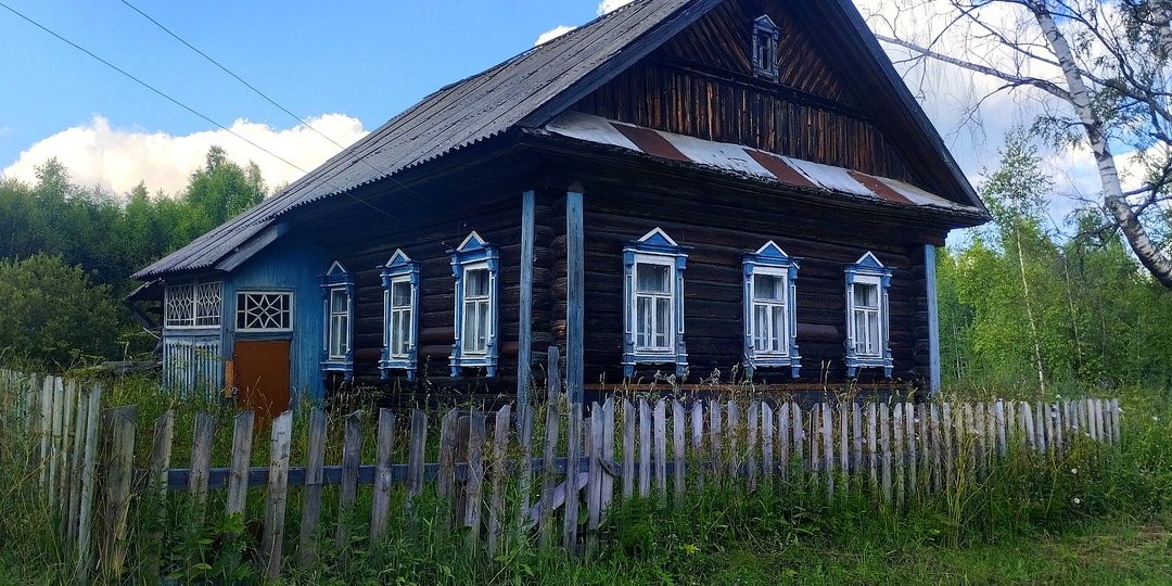 БОЛЬШАЯ ЗАБРОШЕННАЯ ДЕРЕВНЯ В КРАСИВЕЙШЕМ МЕСТЕ СЕВЕРНОЙ ГЛУБИНКИ.