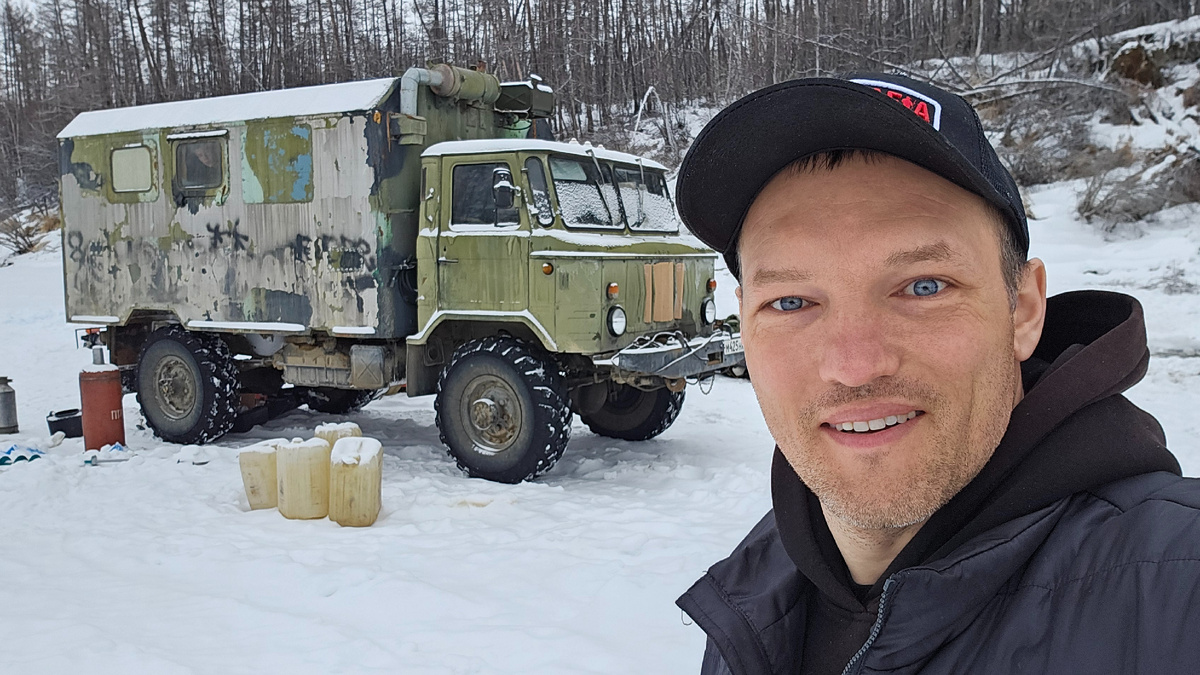 Мы разбили лагерь из палаток и помимо наших внедорожников был ещё и газ 66-й который полностью автономный, два рыбака ночевали и жили прям в нём. В палатках раскладушки, столы , стулья и тепло.... печь на дровах или автономка у соседей - жить можно!)
Рыбалка началась практически сразу , впервые видел как жерлицы стреляют одна за другой на глазах, будто рыба идёт валом ☺.