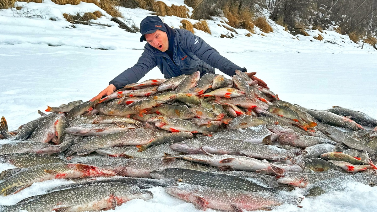 Это была уникальная рыбалка в эвенкийских вулканических просторах! здесь очень много вулканов, радоновых источников, которые манят туристов в лечебных целях.
Но мы приехали на рыбалку! Ничто так не лечит как рыбалка 😆 места очень недоступные и только сейчас, в марте месяце, можно попасть по зимникам, которые сделали золотари (разведывательные автомобильные экспедиции в поисках золота)👀
