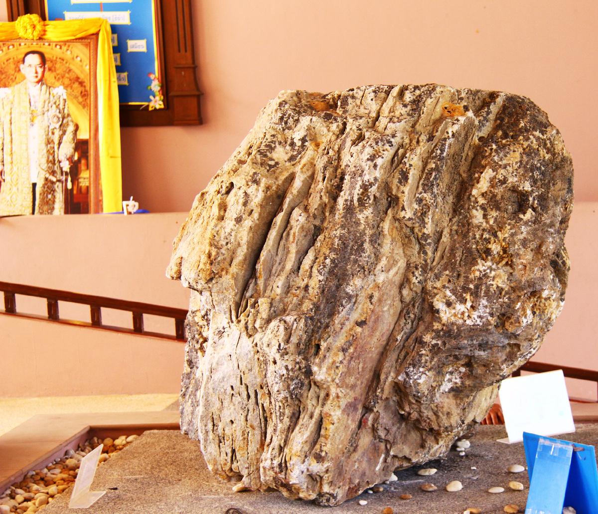 Глыба кварц-касситеритовой руды на фоне портрета короля