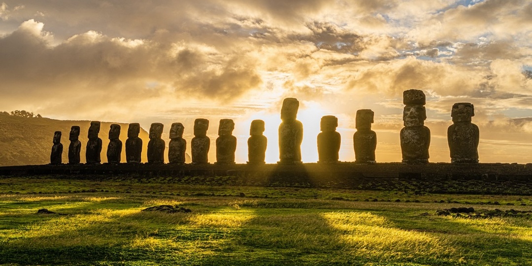 Невероятный рассвет на острове Пасхи в окружении каменных истуканов