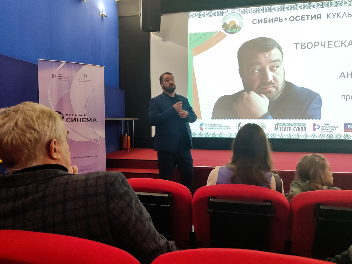 Асланбек Галаов на сцене кинозала «Синема» Центра креативных индустрий в Новосибирске.