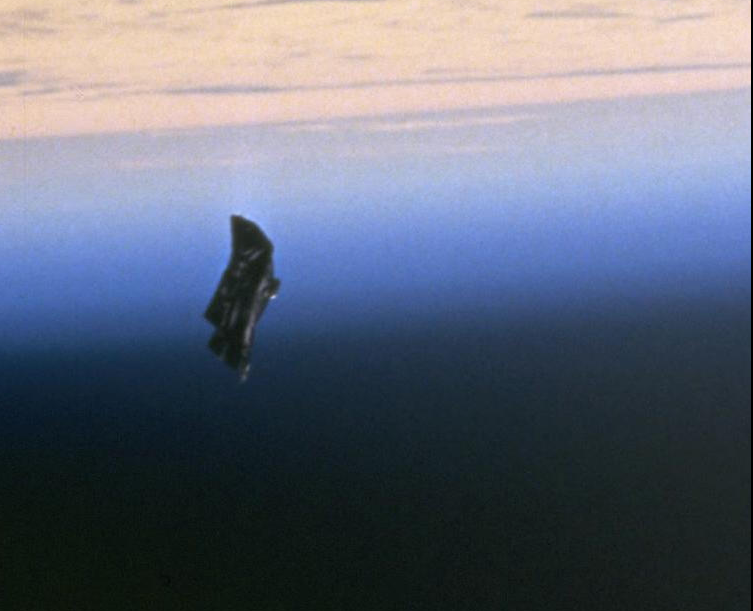 Увеличенный фрагмент фотоснимка НАСА STS088-724-66, сделанного с борта шаттла «Индевор» 11 декабря 1998 года. Согласно легенде, объект в кадре — «Чёрный рыцарь»