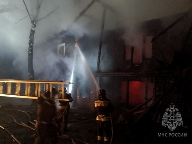    В Кирове на улице Мопра сгорел двухэтажный деревянный дом