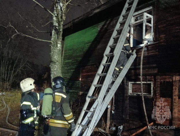    В Кирове на улице Мопра сгорел двухэтажный деревянный дом