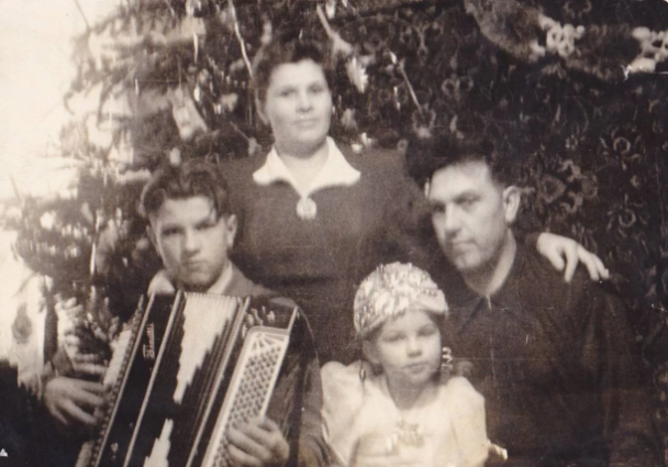Елена Драпеко с семьей в детстве. Яндекс картинки.