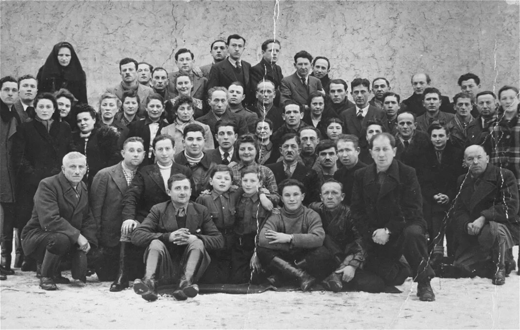 Групповой портрет выживших польских евреев в Кельце, 1945 год. Многие из них были убиты год спустя, во время погрома 1946 года. Мемориальный музей Холокоста в США, любезно предоставлено Евой Рейс