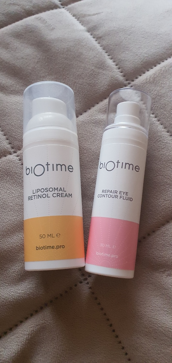 Первый(желтенький) крем из 3-х инновационных ретиноидов стимулирует обновление клеток кожи,а также выроботку собственной гиалуроновой кислоты и коллагена,не вызыаая сухости.Уменьшает первые признаки старения,повышает упругость и эластичность кожи,УСТРАНЯЕТ ГИПЕРПИГМЕНТАЦИЮ.Снимает восполения и раздражения.Есть на вб.Второй Восстанавливающий флюид для контура вокруг глаз,укрепляет стенки сосудов,улучшает тонус,структуру и цвет кожи.