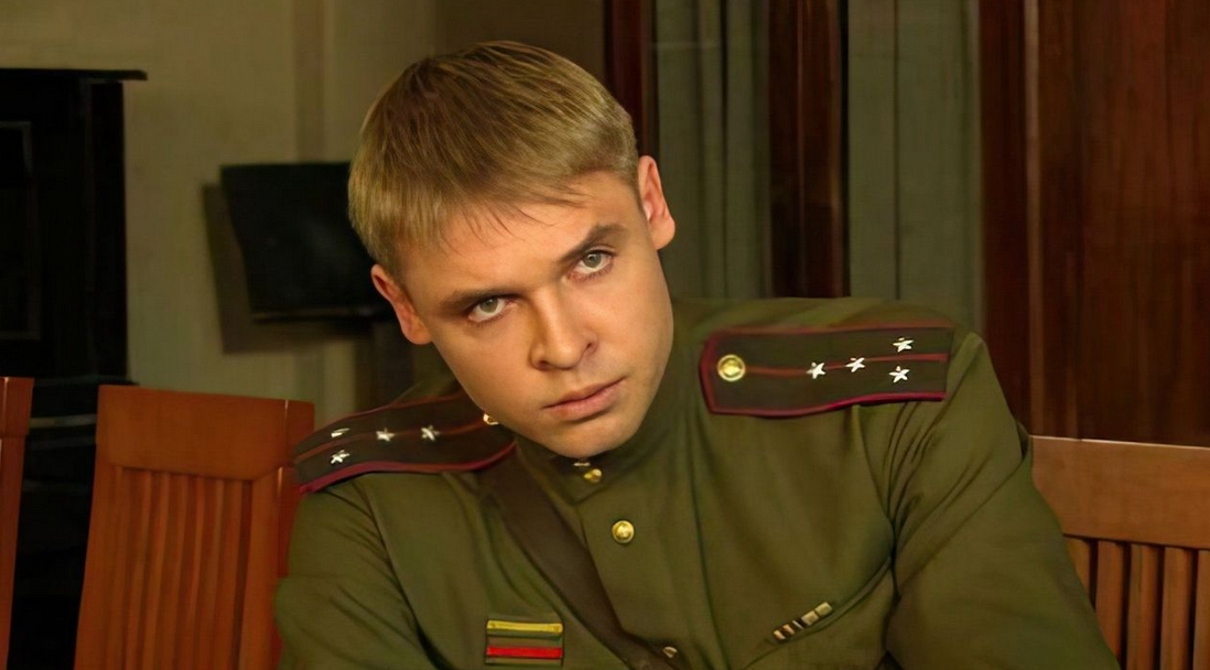 Творческая биография актера Александра Голубева началась в театре