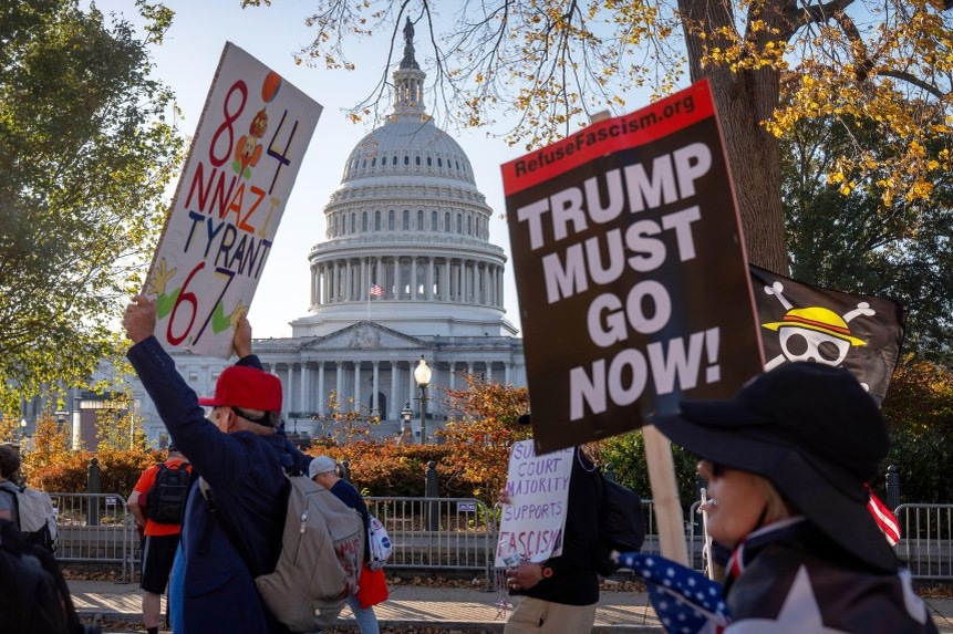 Акция против политики президента США Дональда Трампа возле Капитолия в Вашингтоне AP/TASS
