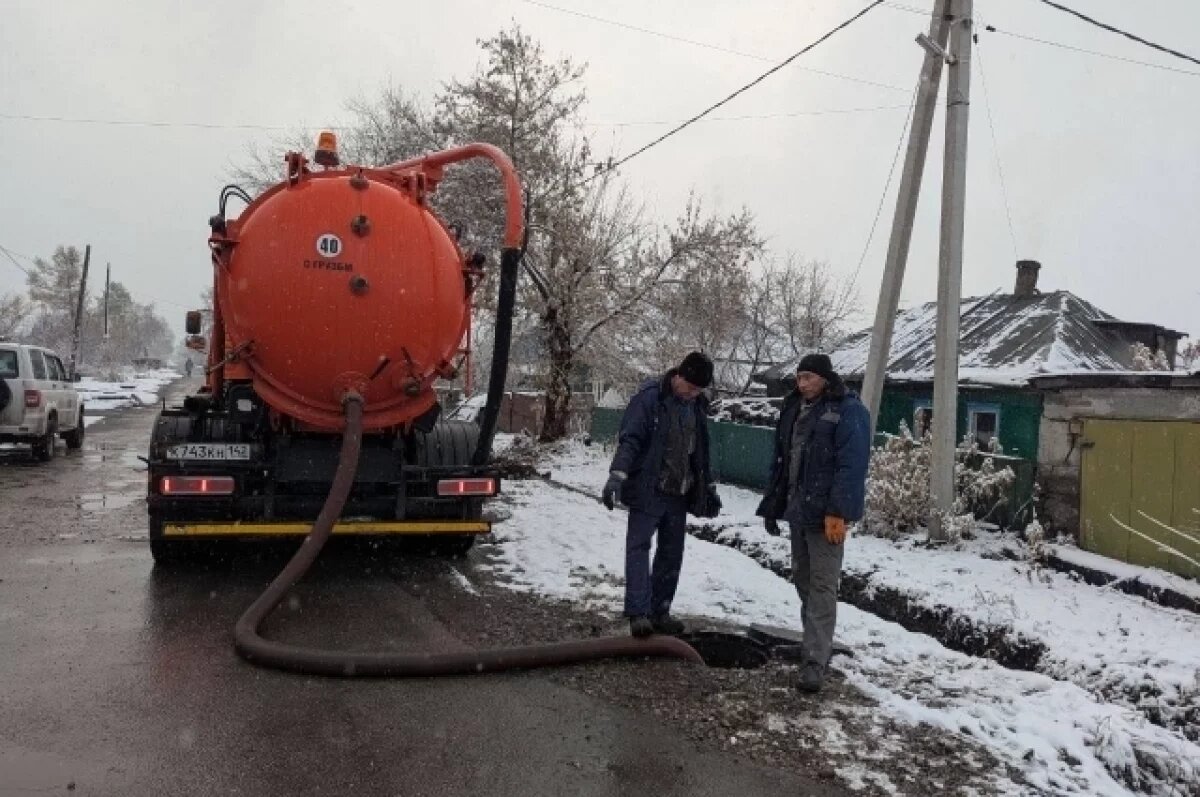    В Белове откачивают воду шестью илососами, чтобы убрать воду в погребах