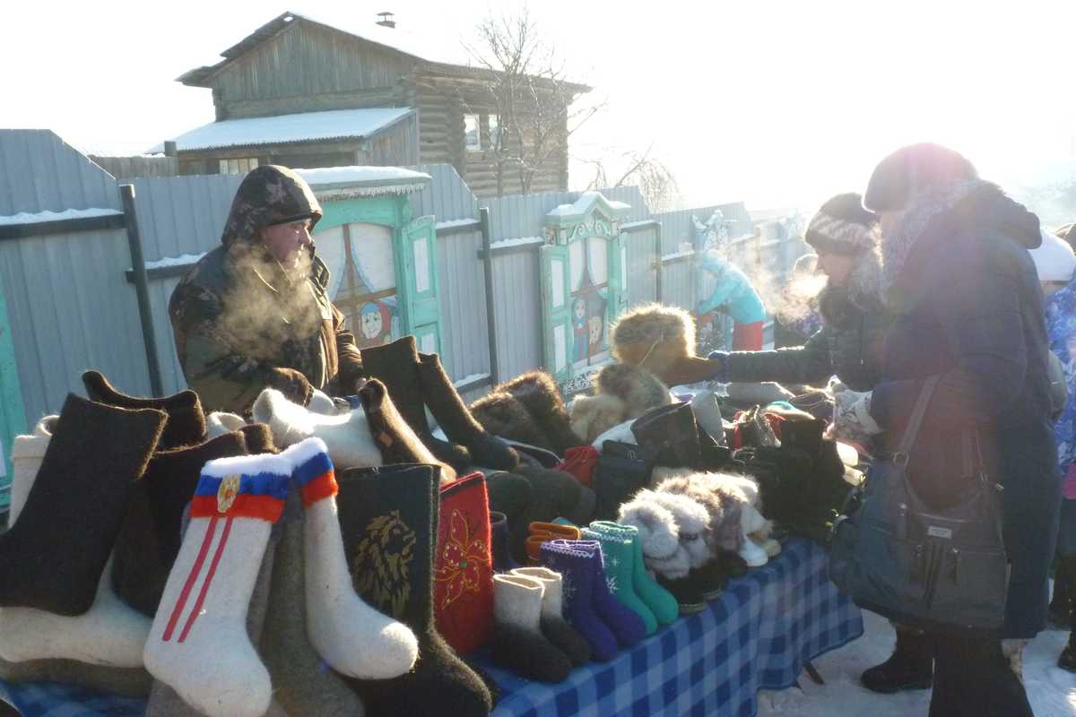 Торговля валенками. Фото из открытых источников.