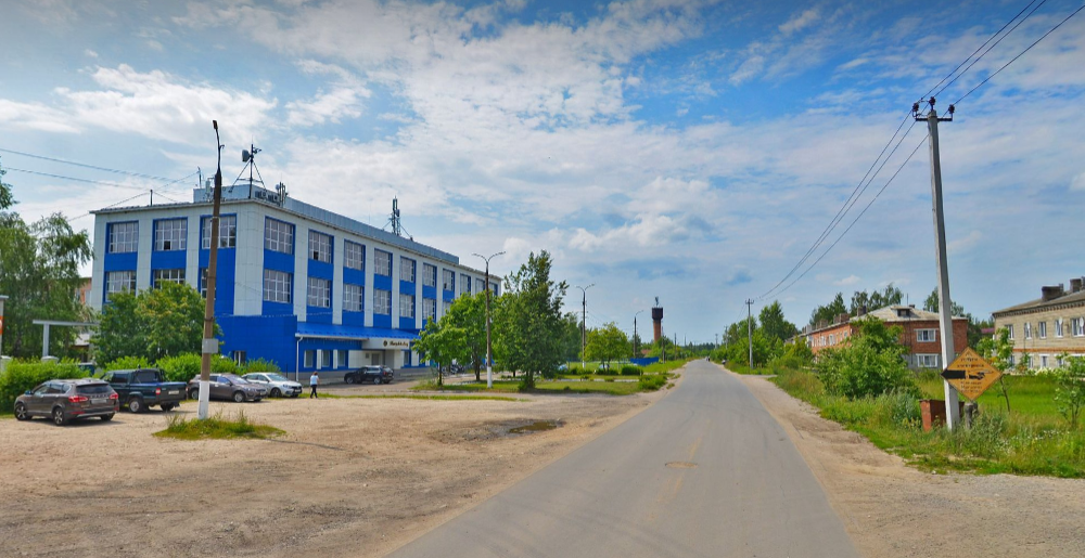 Судя по панораме 2023 года ничего не изменилось. Это синее здание - Мстёрский ювелирный завод. Рядом никакой рекламы.