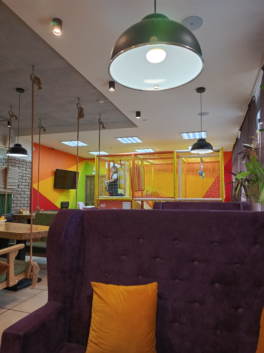 Зашли после школы в кафе. Я заказала сет роллов.