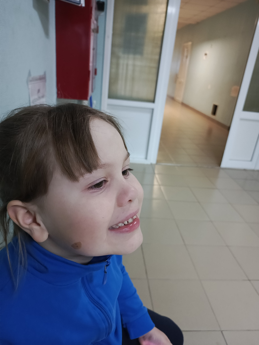 Еще не знает, что удалим зуб. В кресле начала дергаться. Было ее жалко очень, долго ревела. Из обезболивания только чем -то помазали, но толку-то.