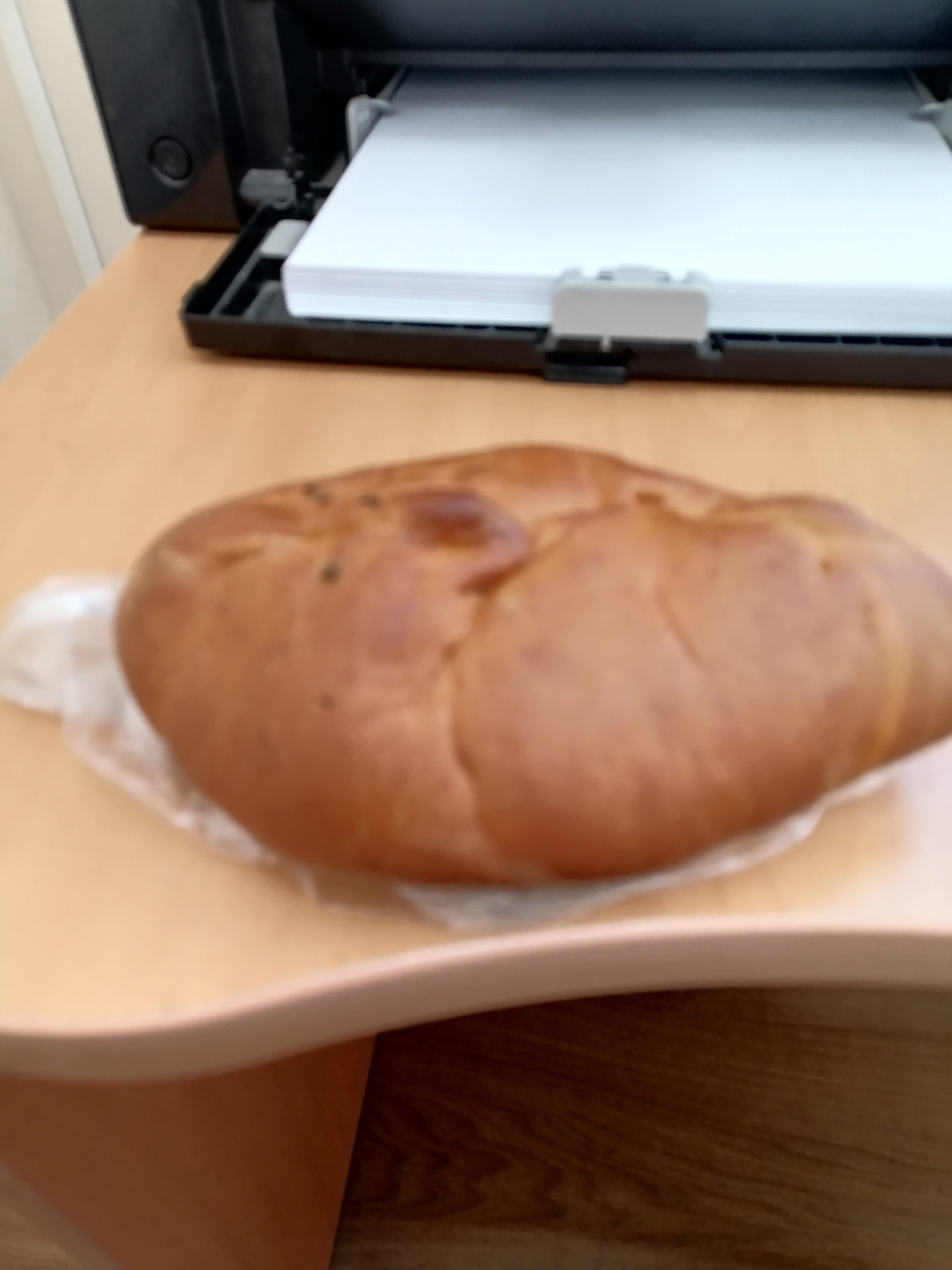 Фото 1. Маскировочный пирожковый релакс на служебном столе: вот какая жизнь у служащих – приходится всухомятку пирожки хомячить; пирожок с картофелем из Кашина
