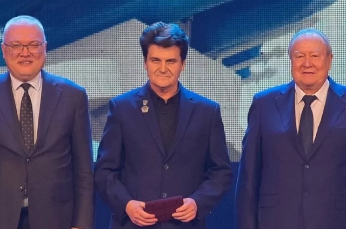    Глава региона вручил работникам предприятия награды.