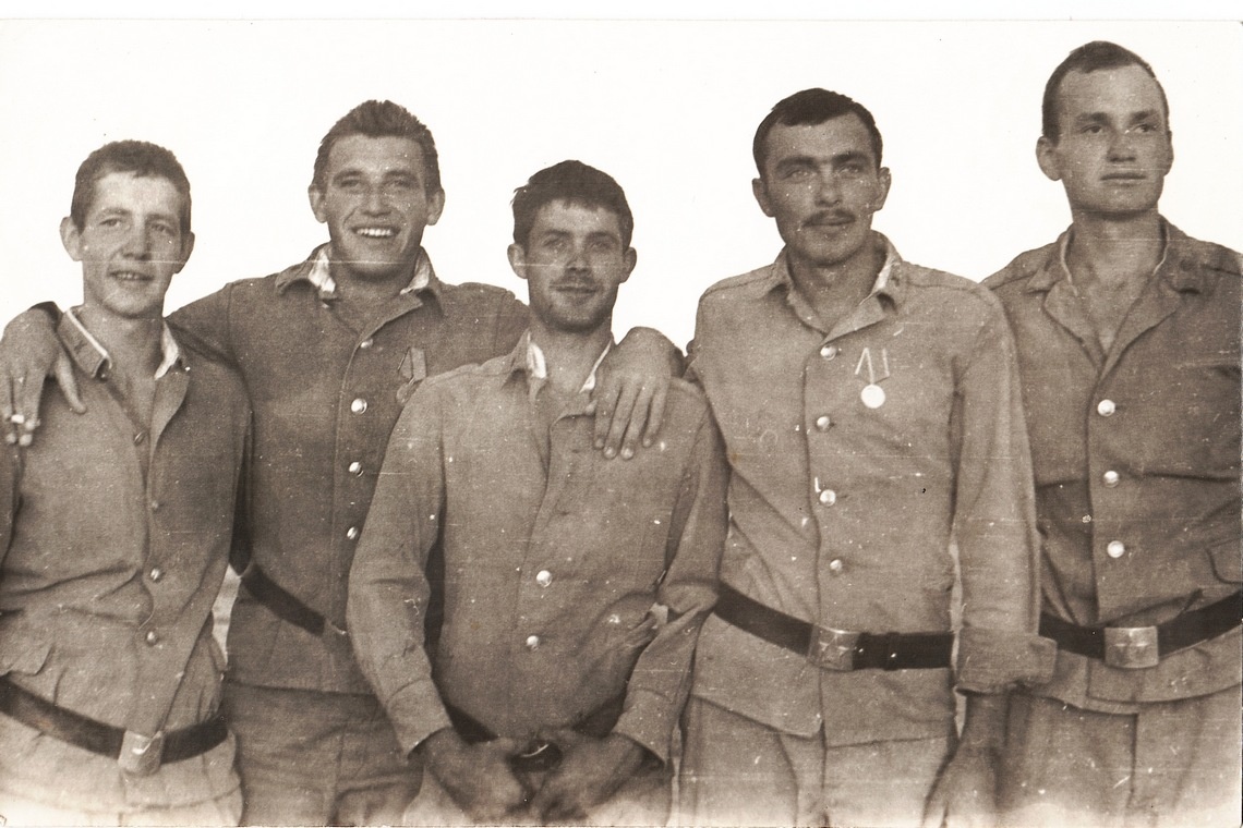 Рядом с друзьями-однополчанами. Юрий Порядин — второй справа.