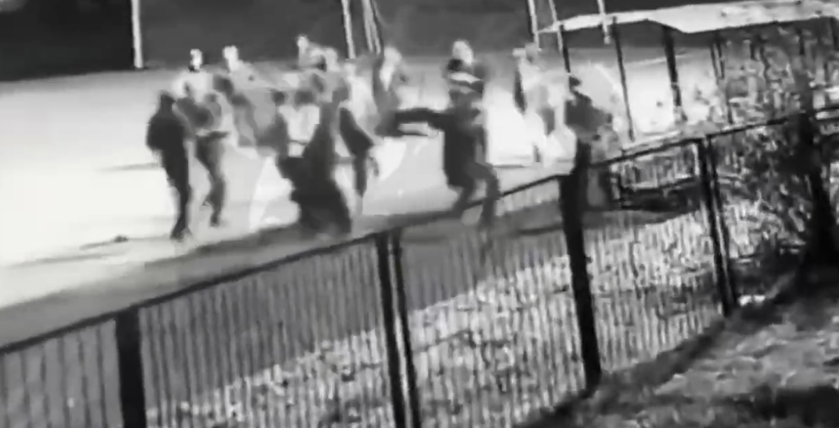 20 брюнетов вместе со школьным охранником Абдуллой избили 4 детей