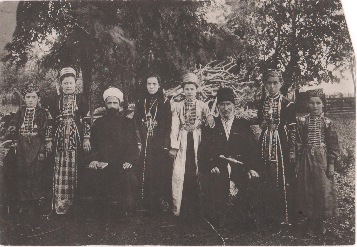Ученицы последнего выпуска вместе с преподавателями черкесской женской школы в ауле Понежукай. 1913 г. / Национальный музей Республики Адыгея