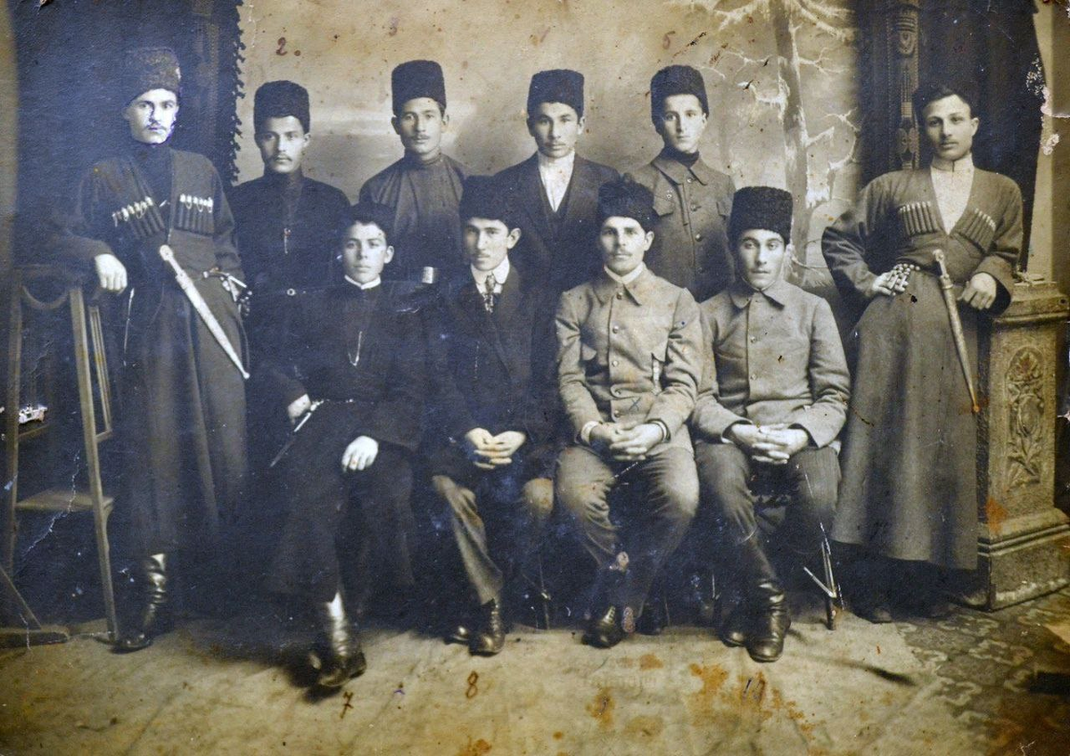 Черкесские шакирды медресе “Галия”. г. Уфа, начало 20 века.