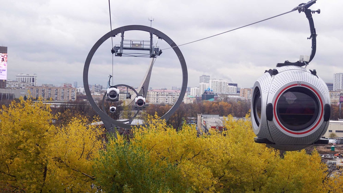 Воздушный трамвай располагается на территории парка развлечений "Орион" на ВДНХ