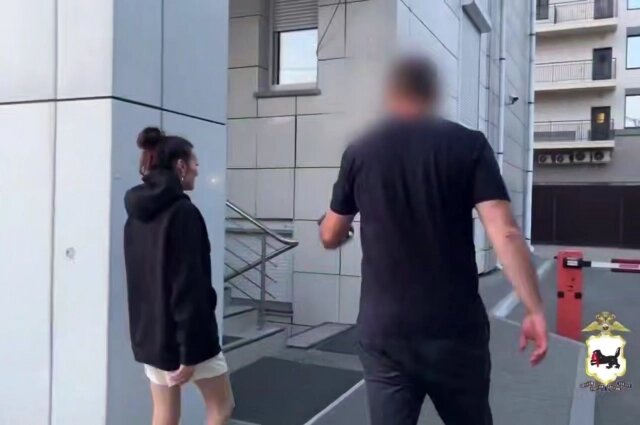    Доставка блогера в СК для объяснений не обошлась без эксцессов. Фото: ГУ МВД Иркутской области/ Кадр видео