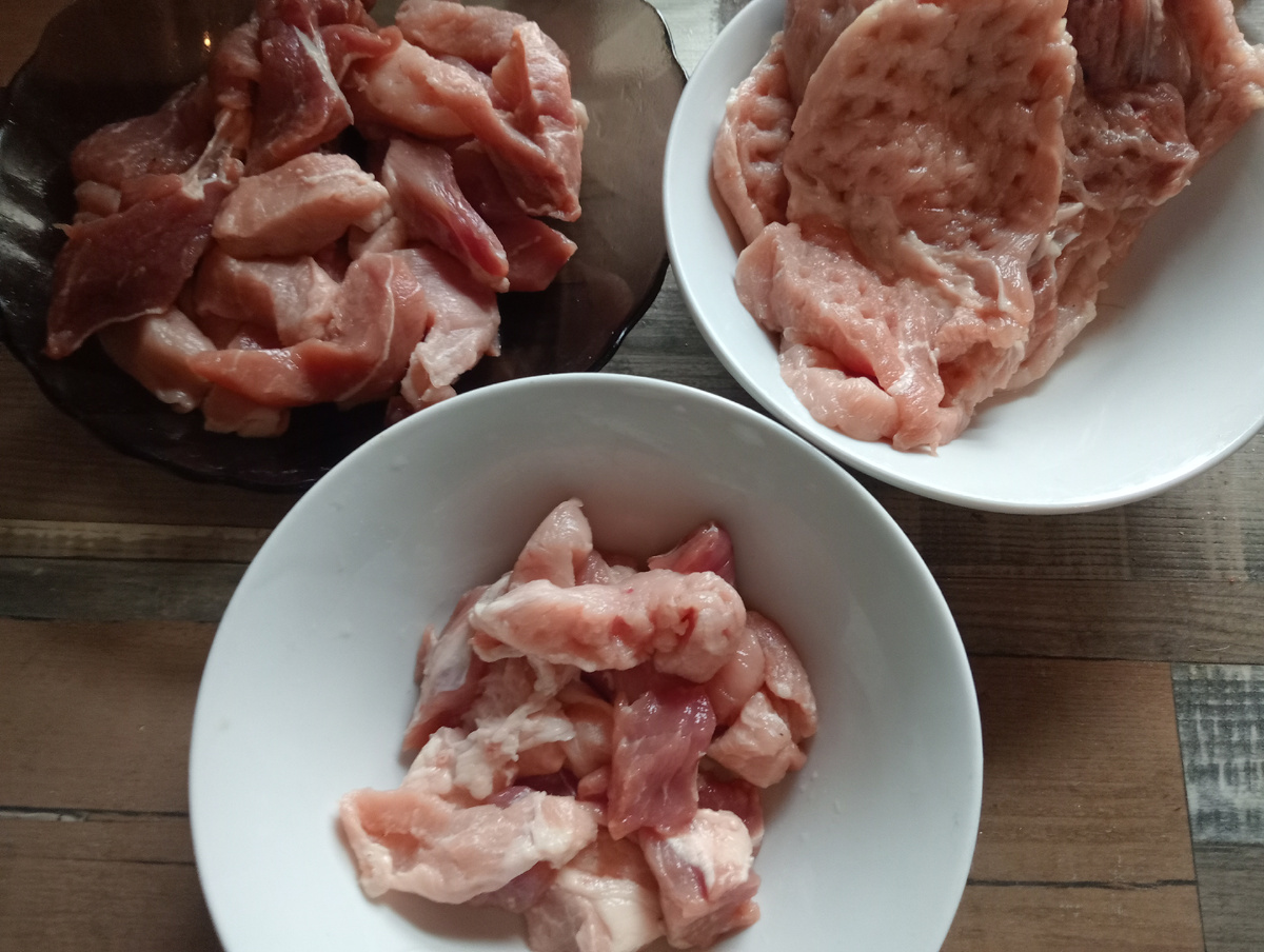 Догадаетесь, которая миска наша? Правильно..